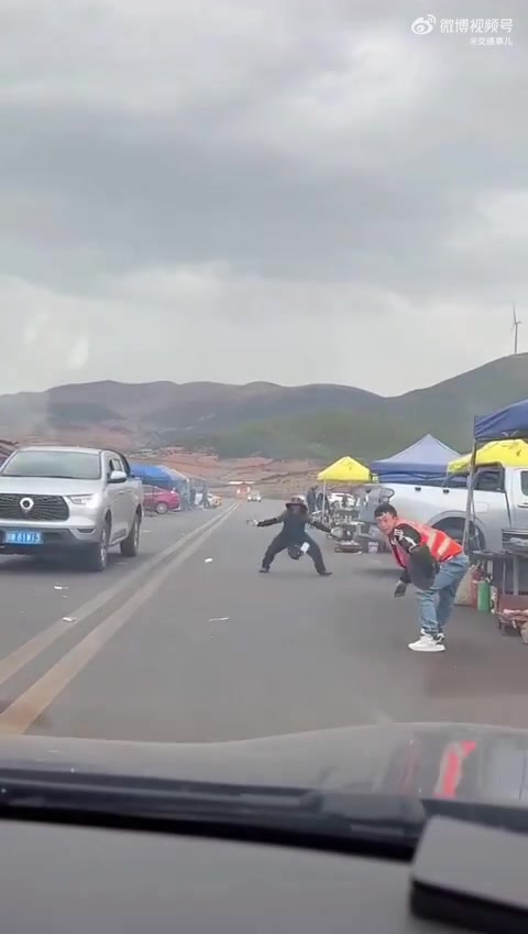 为了揽客也是拼了，这些老板太热情了