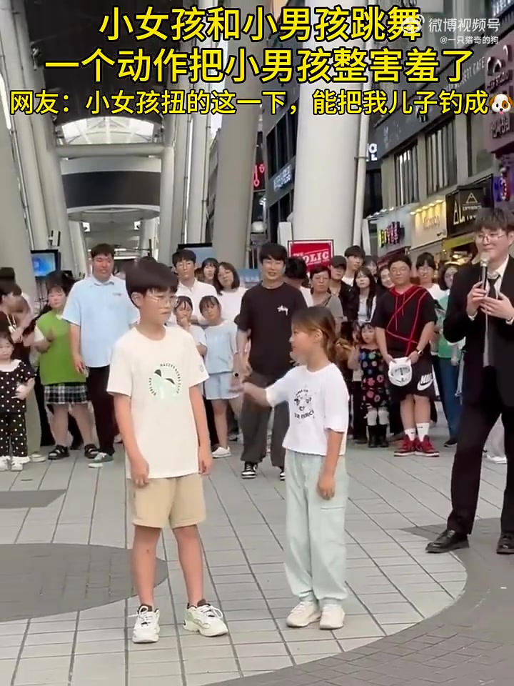 小女孩和小男孩街头跳舞，一个动作把小男孩整害羞了