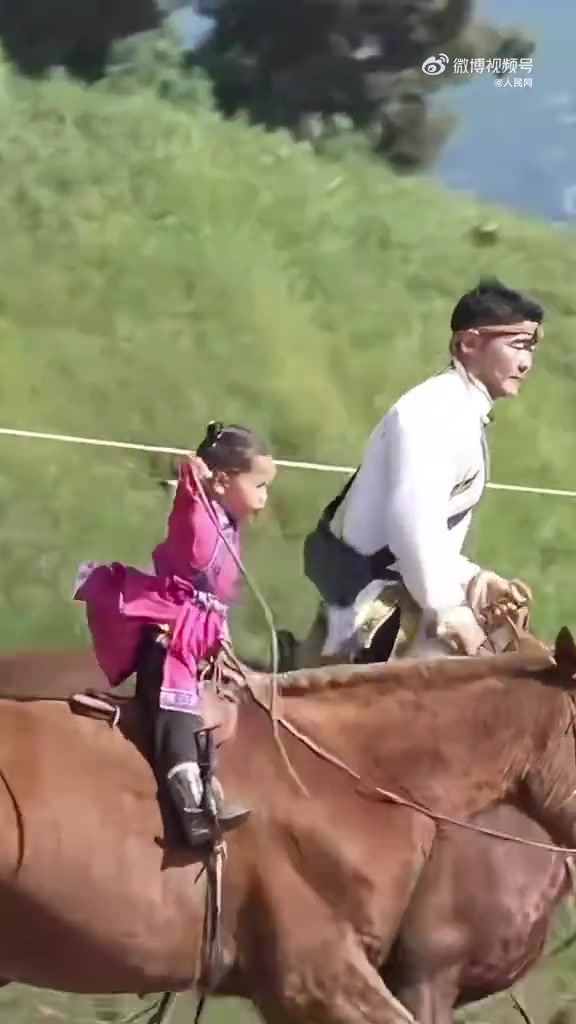 3岁女娃叼棒棒糖骑马太飒了