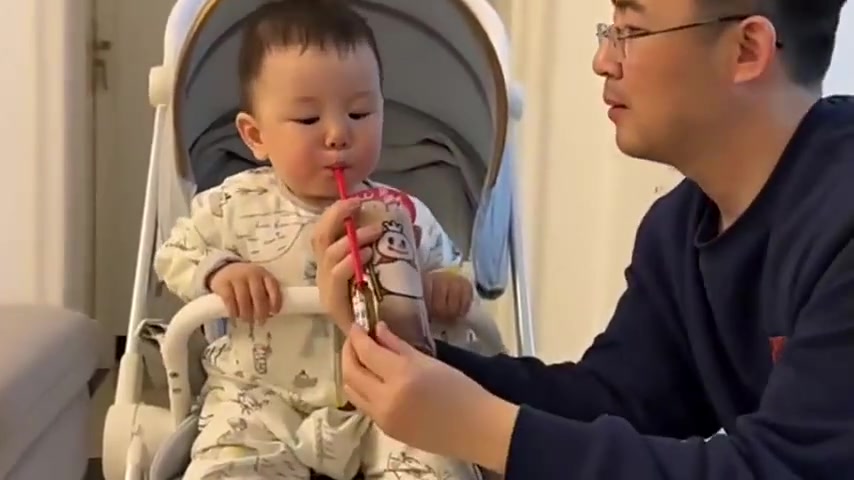 宝宝：有好喝的为什么要藏起来