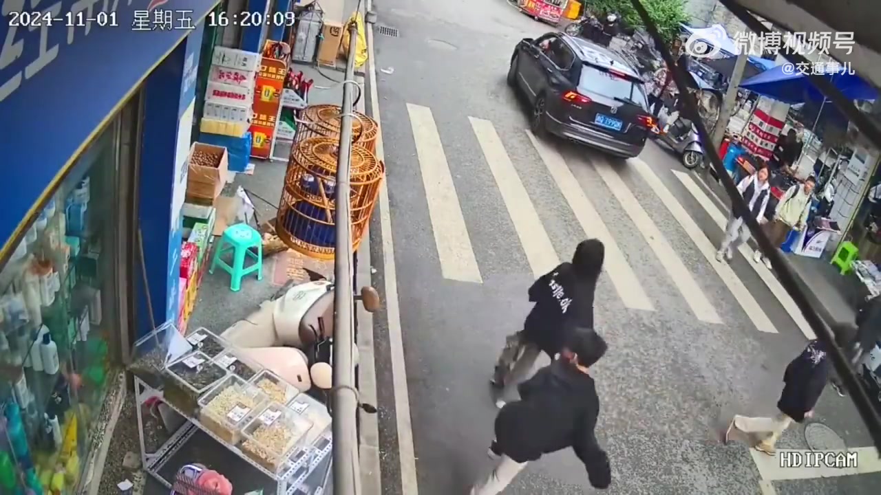 少年不知愁滋味，看他们笑的多开心