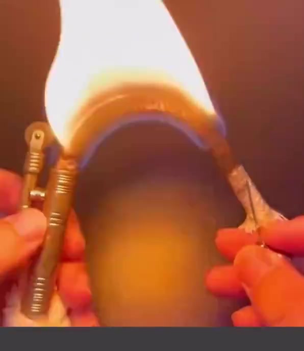 听说是20世纪初水手使用的便携式打火机，一不小心头发就没了