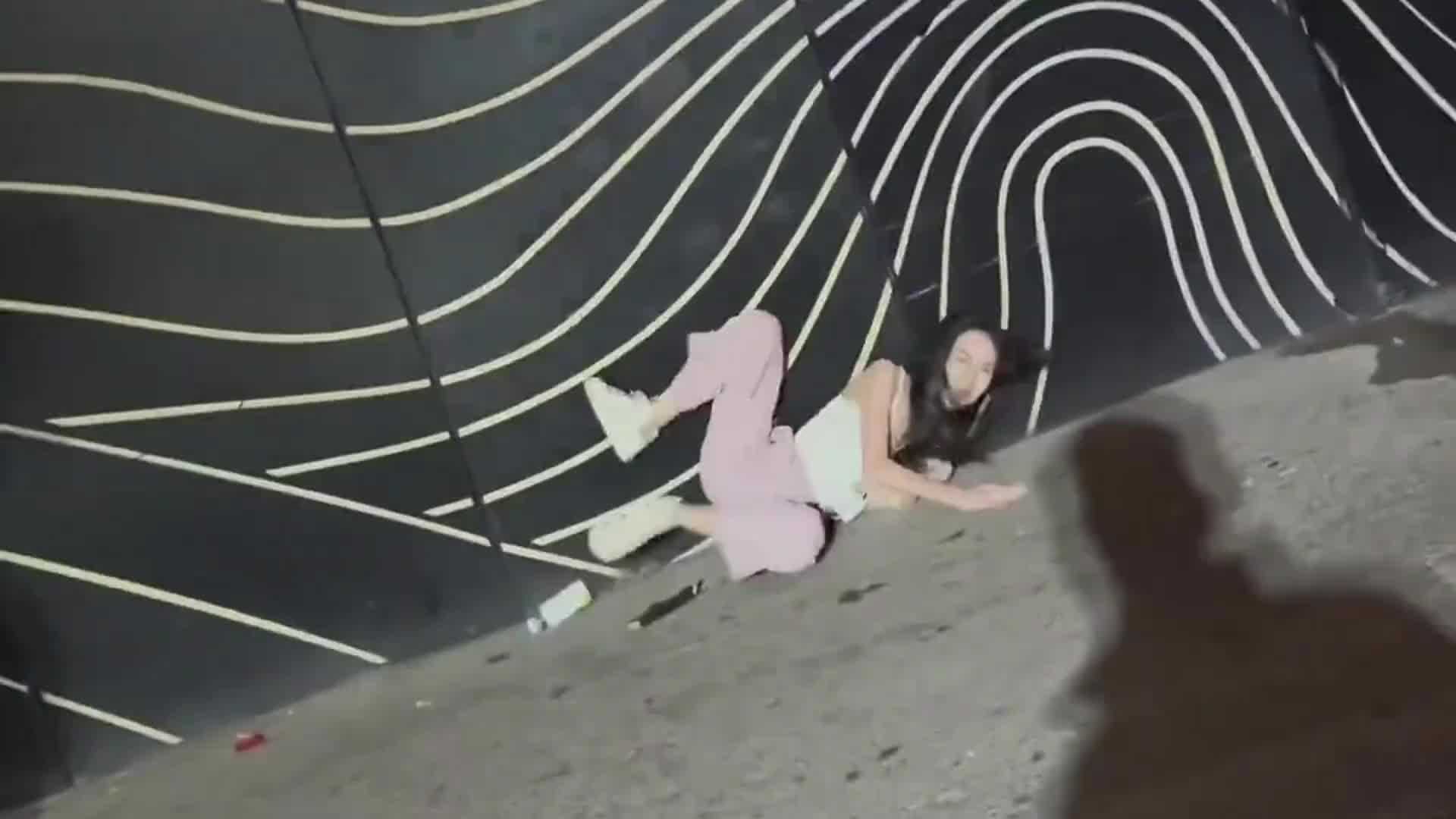 这三人啥关系，没看懂不管怎么样这么可爱的女孩子怎么能打呢