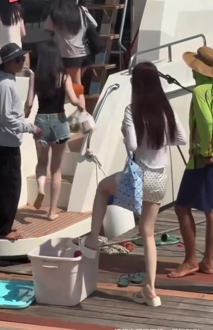 上游艇还要安检脱鞋，咋回事
