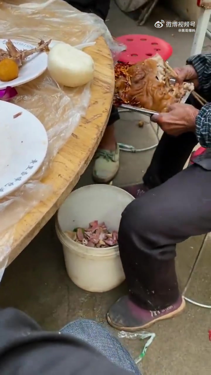 别人不吃嘛！还没吃两口就开始打包了！