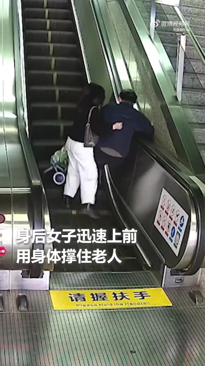 这一幕让人感动！女生用尽全力撑住乘电梯摔倒的老人