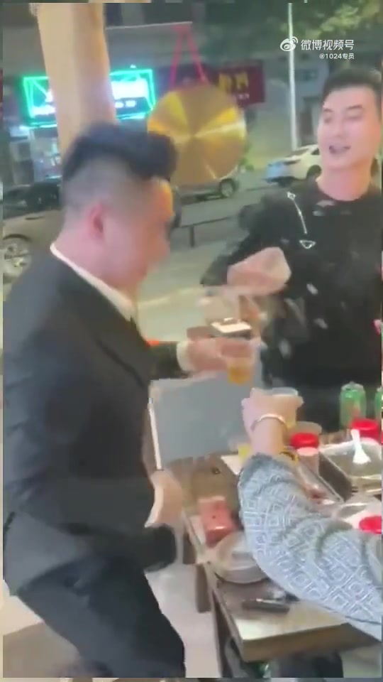 酒桌上碰到这种朋友，如果是你，你会忍得住吗