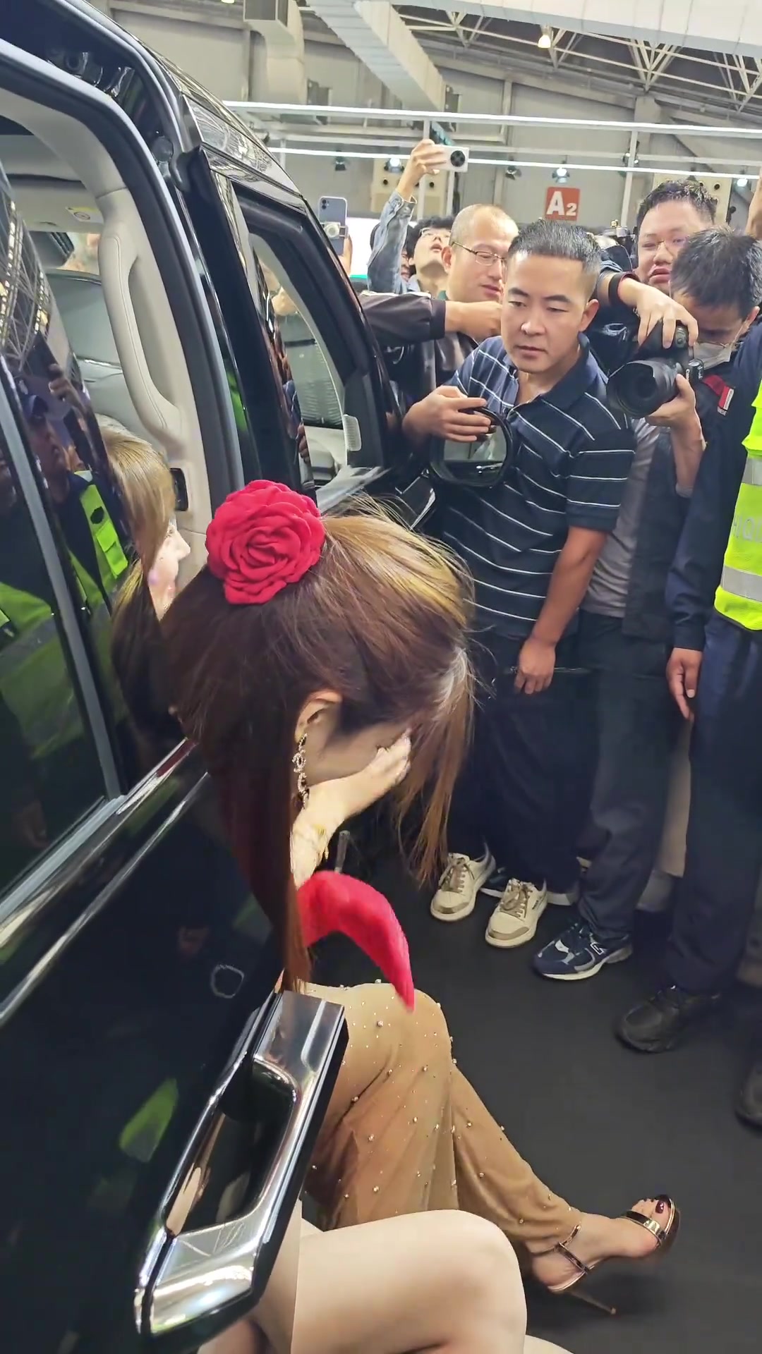 条纹哥第一排看车模眼里没有杂念，全是“尊重”