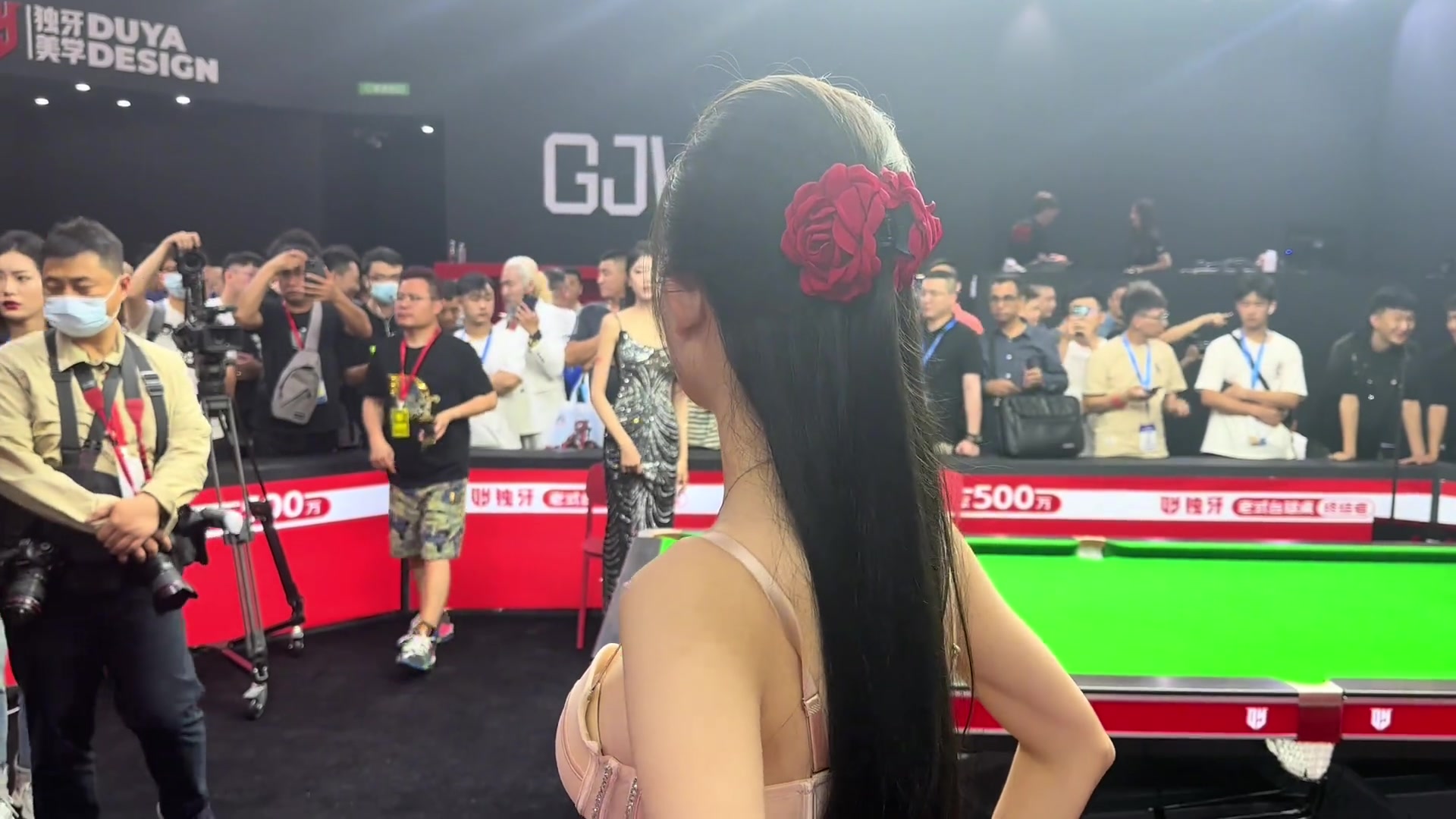 第一次这么近距离看美女
