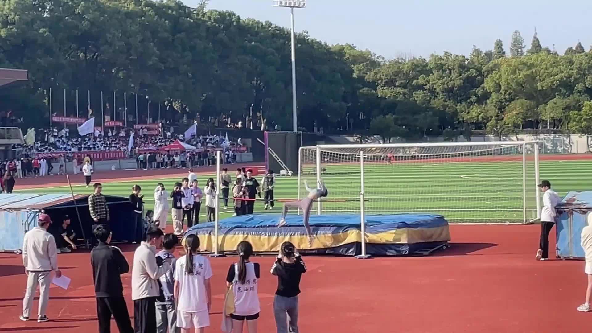 第一次在校运会看到女生能做出这个动作啊，确实强
