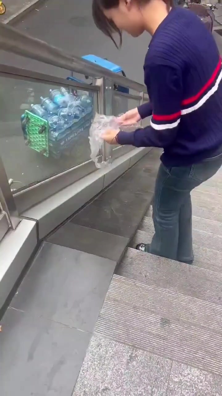 小哥哥很礼貌的强忍着笑出来