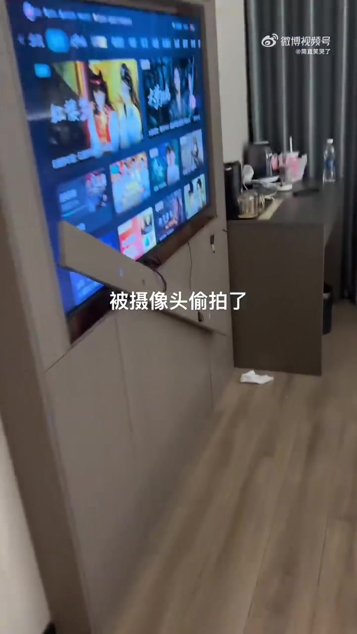 男子在酒店住宿发现摄像头偷拍设备，目测是电视外接摇控接收器
