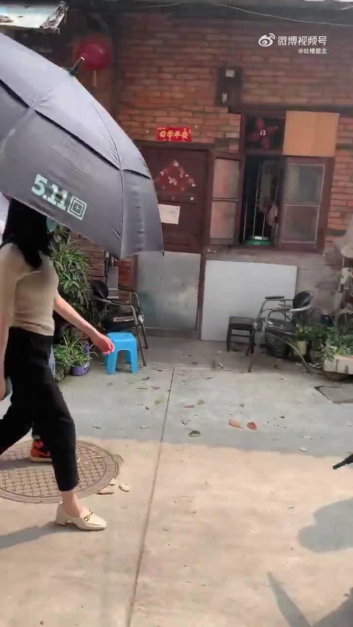 网友：在自己家门口，他们喊我靠边