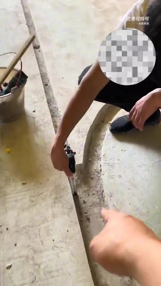 从地面开槽跑线管的，会不会太坑了