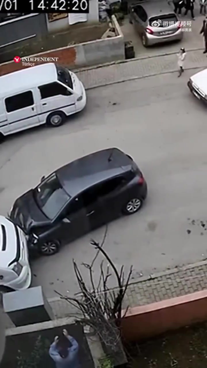 小女孩鬼探头，黑车速度过快躲避不及撞上前车，这算谁的责任