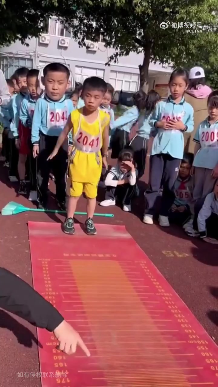 小学生参加立定跳远直接180，老师的嘴好像“开了光”！