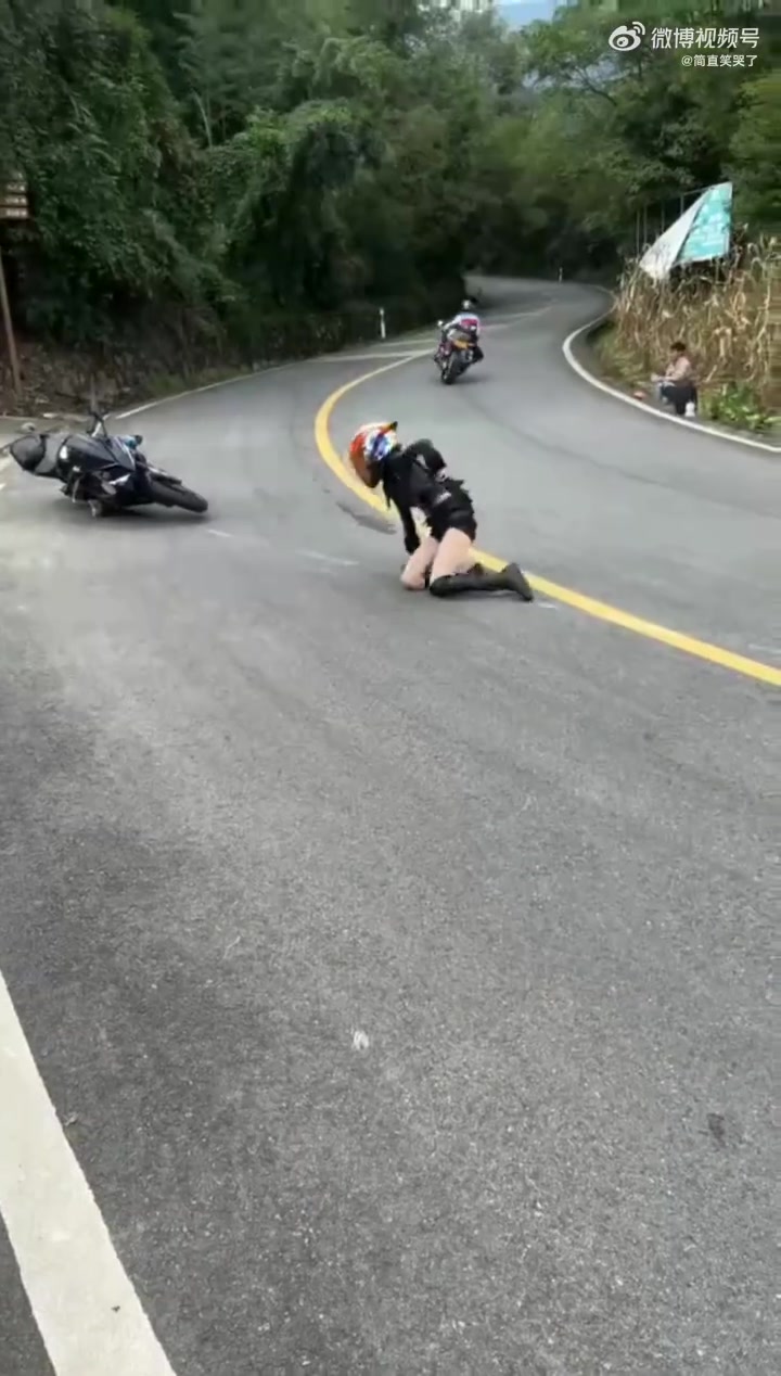 女骑压弯时摔车，这次老实了