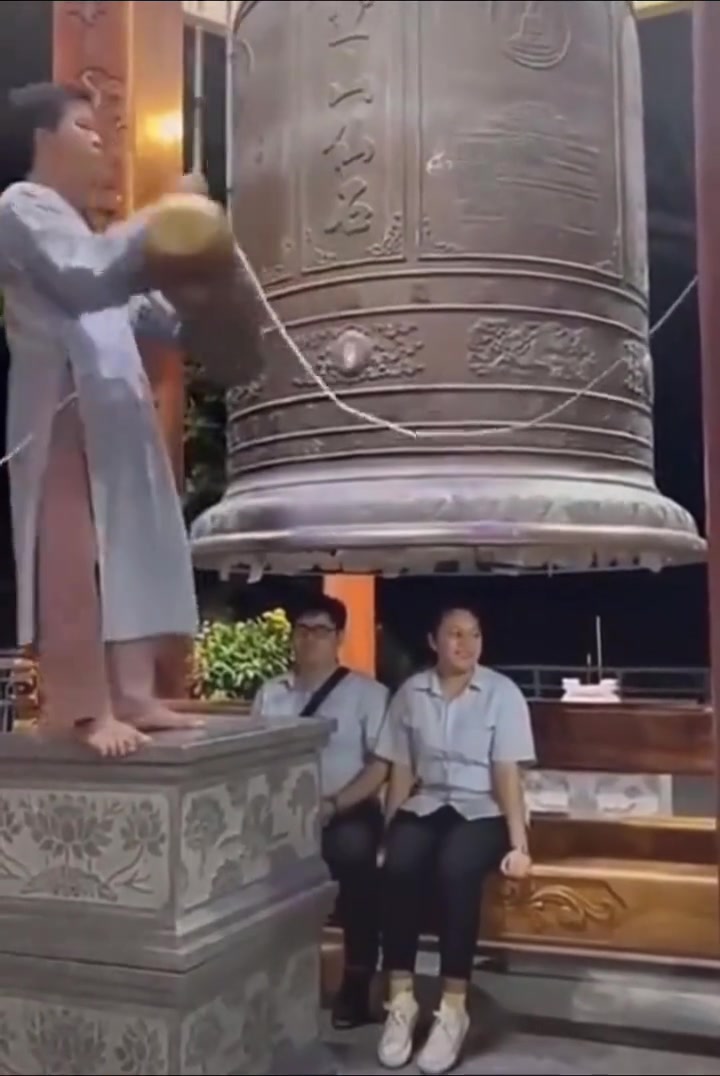 这女子好像亏心事被震出来了