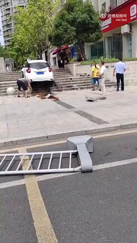 是什么样的脑子，能想出走这里的啊！！！