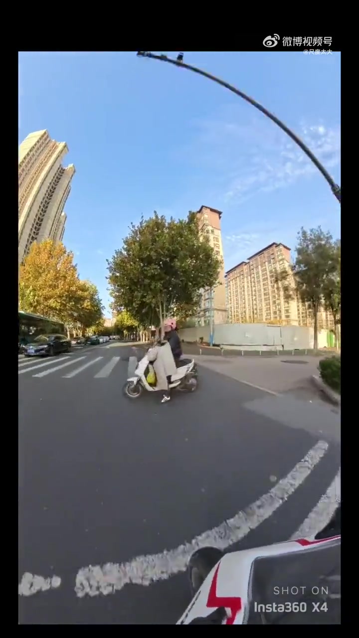 这次应该是电动车闯红灯的全责了吧