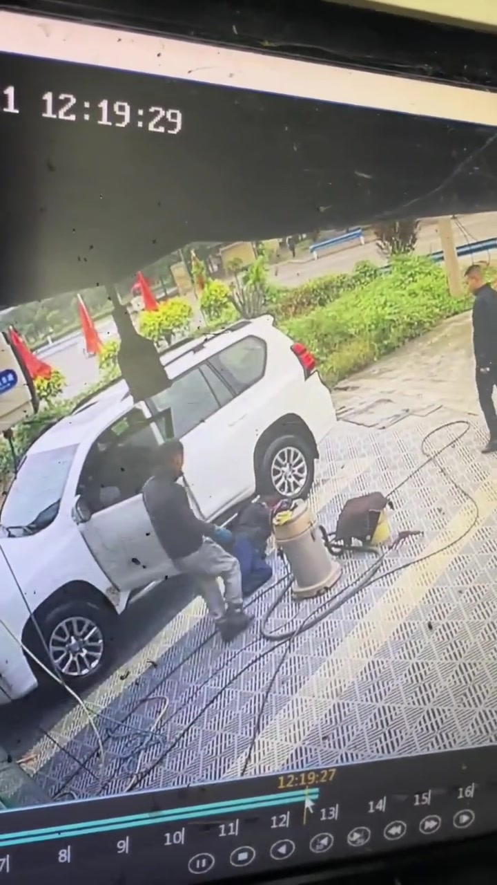 洗车工胶鞋太滑了，猝不及防摔了一跤