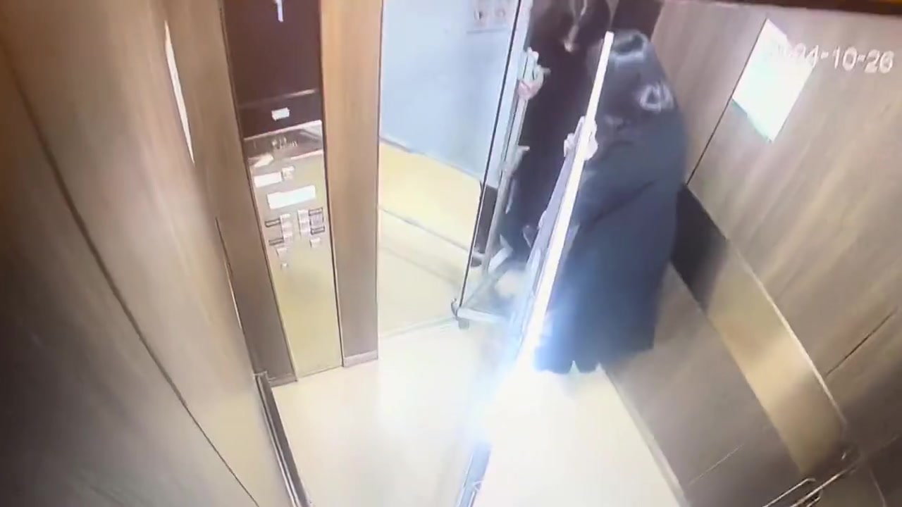 这么天才自己把自己关到电梯里了