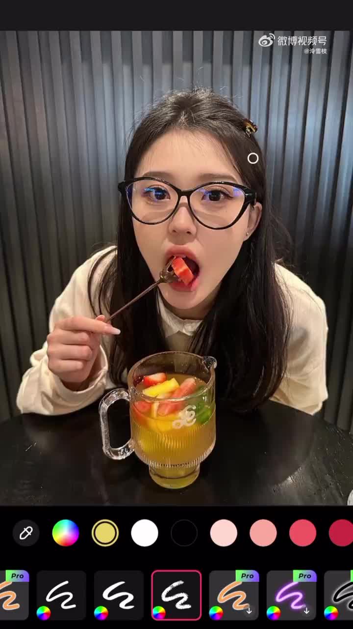 教你怎么消除眼睛反光，感觉不少明星、网红都在用