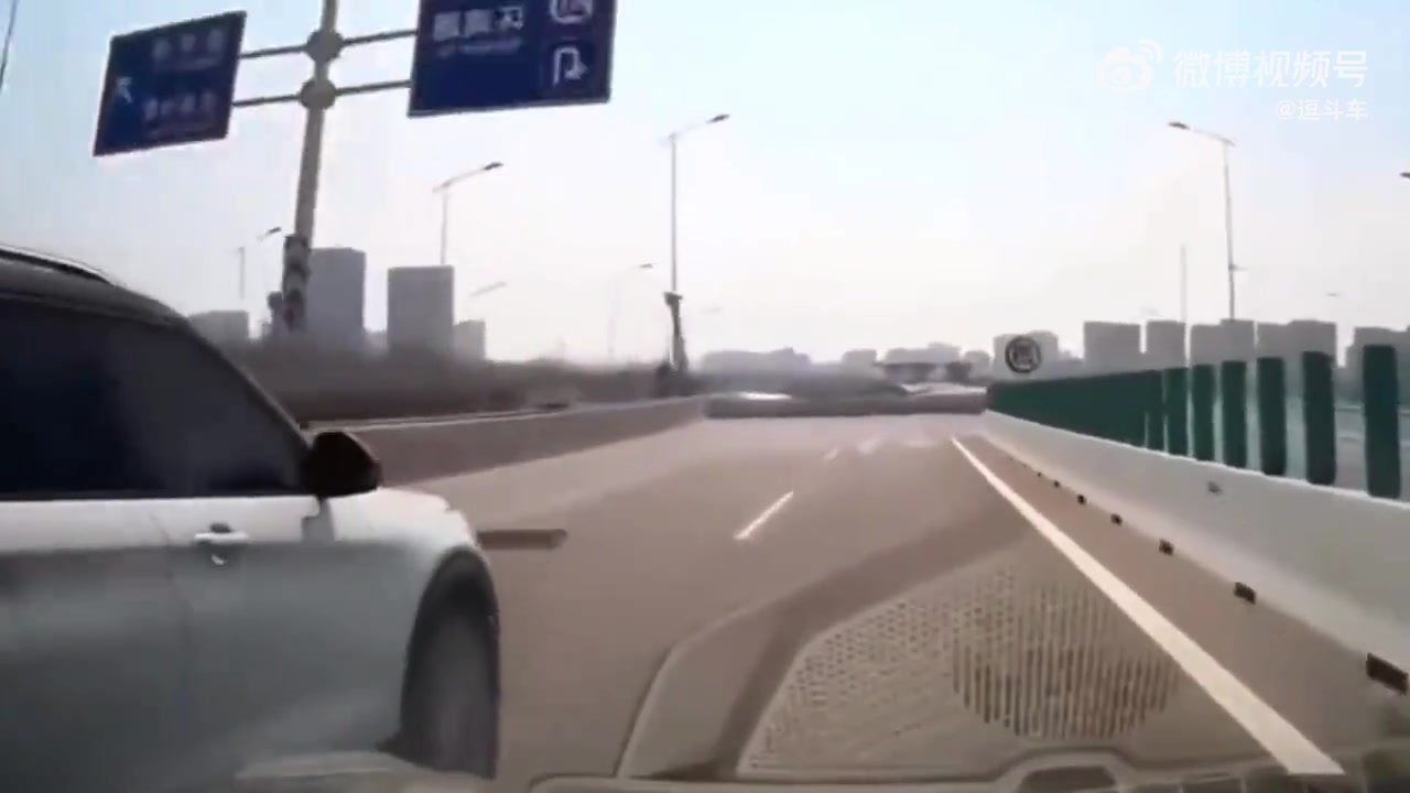 大晚上的，撞的人心里暖暖的