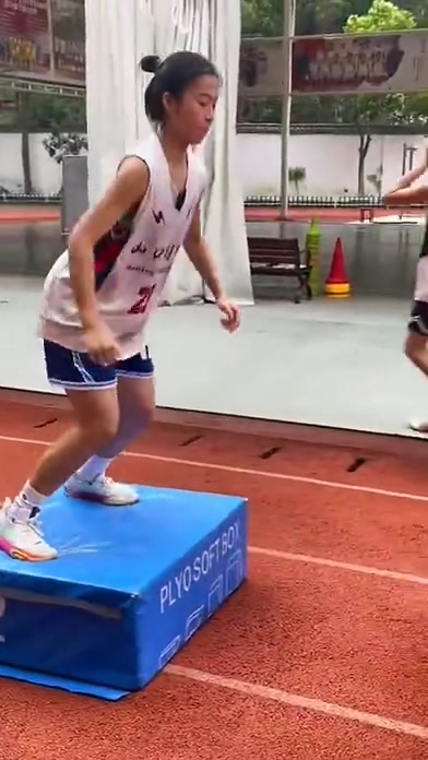 小镇中学女篮的日常训练，小姑娘们挥汗如雨