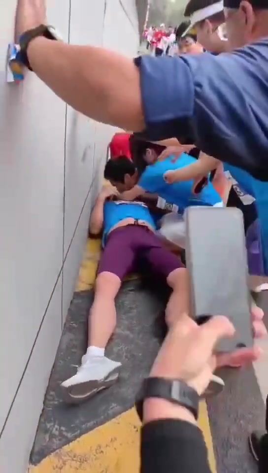 马拉松比赛刚开始，有两个人就倒下了，还好人无大碍