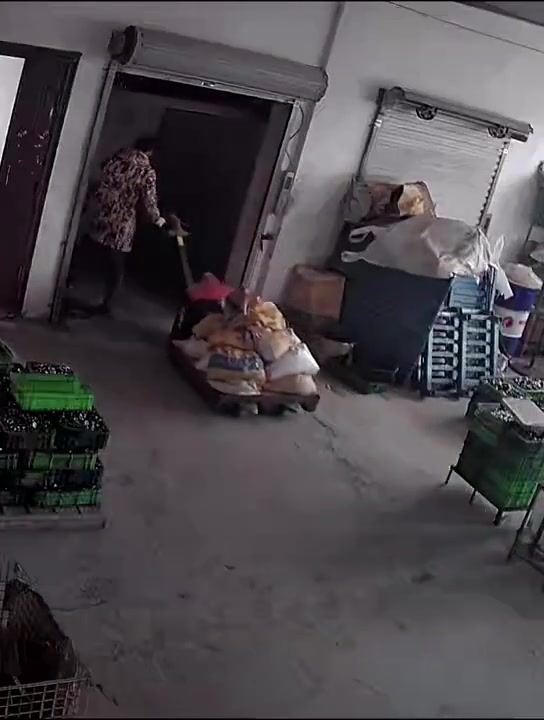 工人刚将货物拉入升降机，下一秒升降机突然坠落