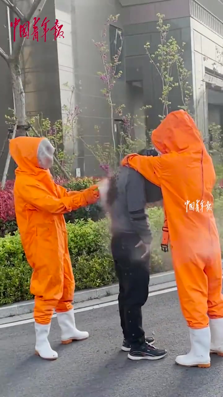 男子背上爬满蜜蜂，消防员紧急处置，男子最终没有被蜜蜂蛰伤！