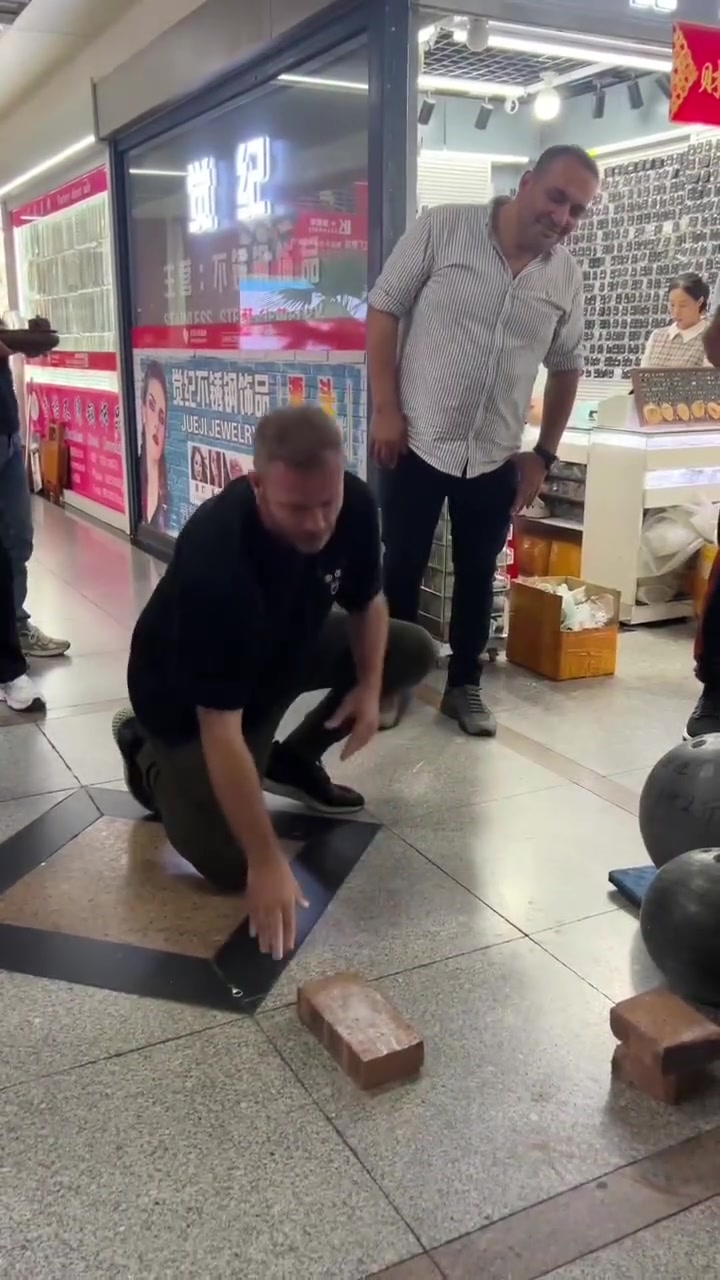 男子在义乌商贸城徒手劈砖，老外好奇尝试，连拍几掌当场“红温”