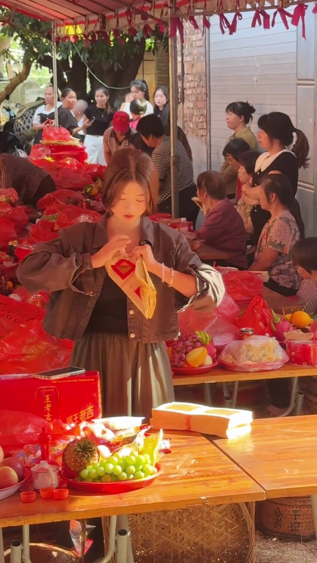 在我们闽南地区女孩子从小就会的一项技能：就是转金