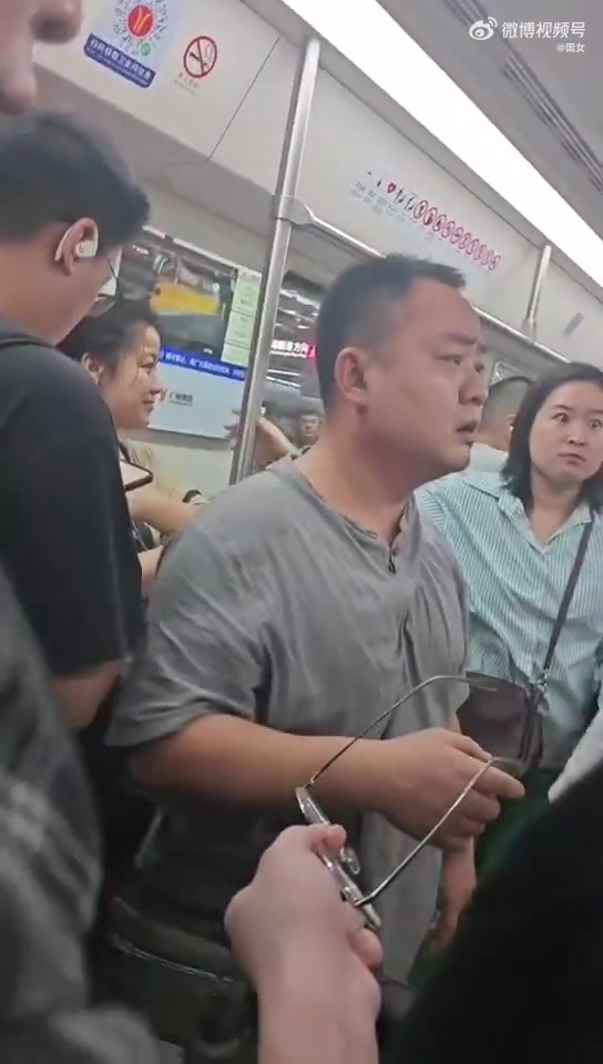 争吵中男子突然打了大姐一巴掌！看热闹的乘客开心坏了