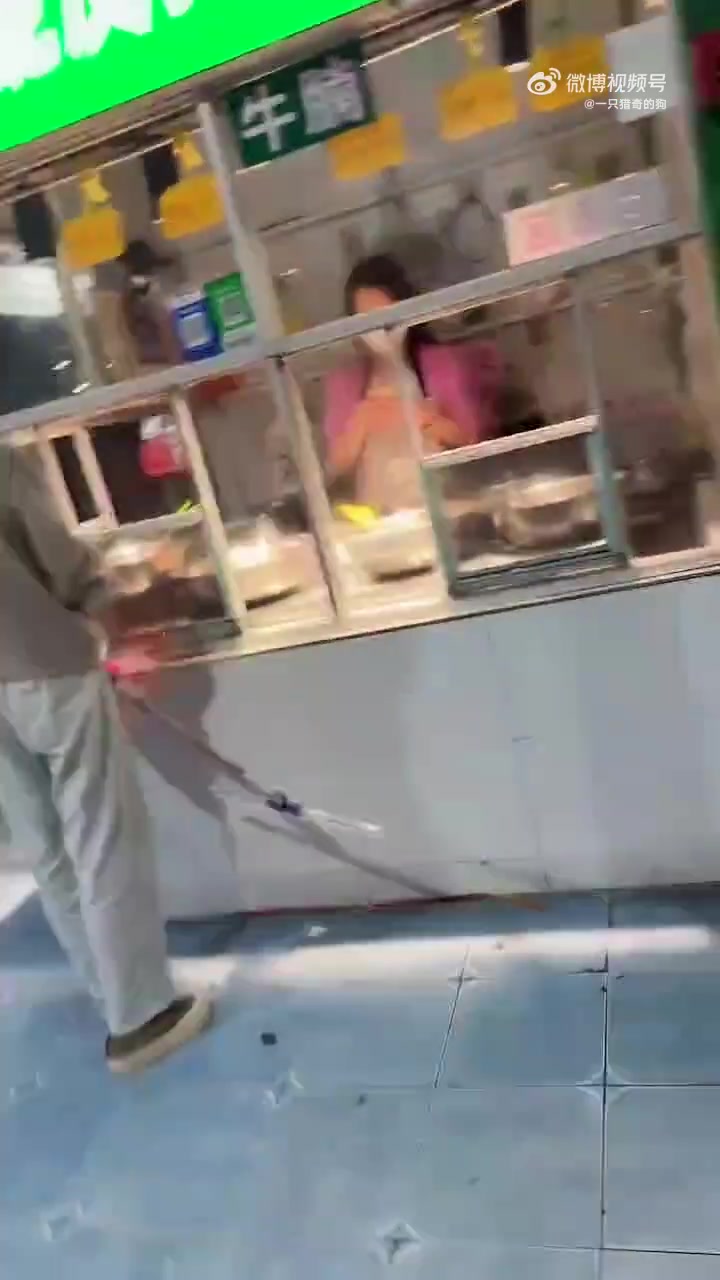 女子站在一家狗肉铺大喊：狗狗这么可爱，你不许卖狗肉