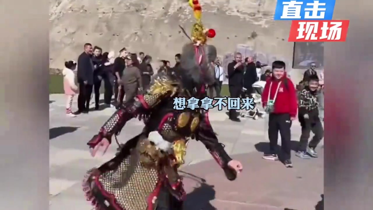 熊孩子拿走工作人员的表演道具家长不制止反而在一旁大笑