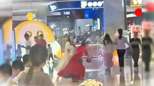 妈妈带女儿逛商场女儿想买一套黄金首饰被妈妈拒绝后竟当场撒泼