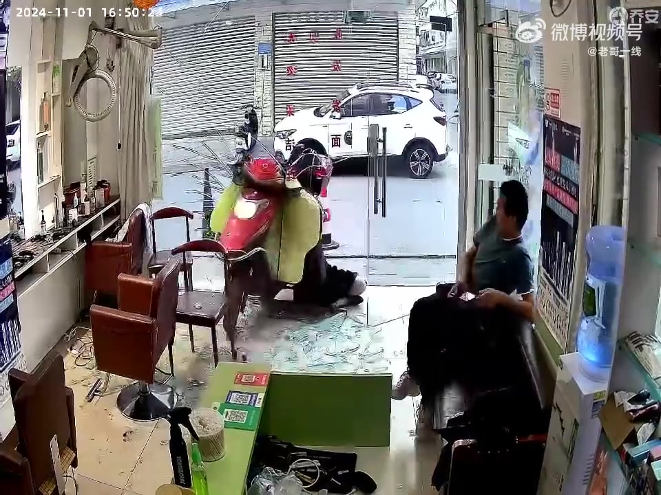 感觉边上坐着的大哥心态不一般啊！！如此淡定！