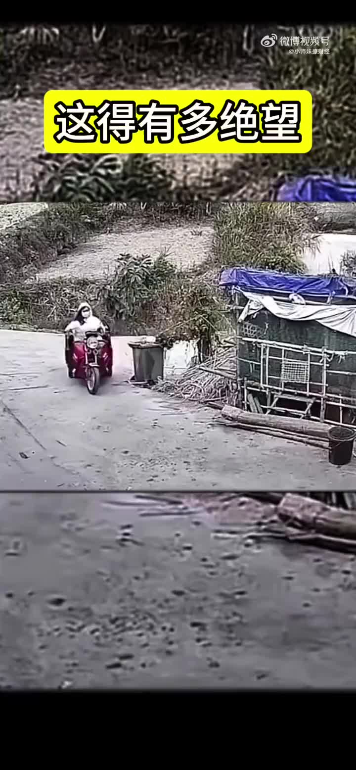 女司机为什么不踩刹车！而且奇怪这车为什么会倒退啊！！