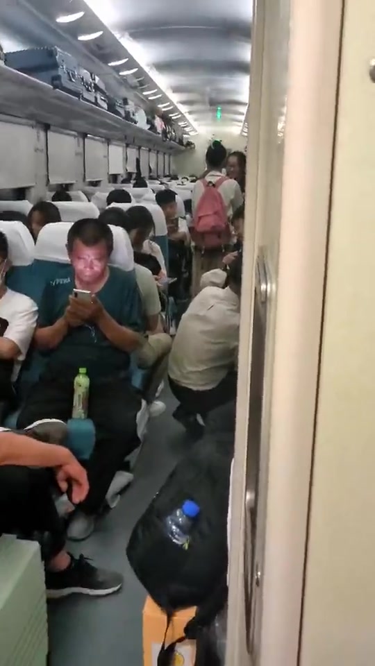动车上这个位置应该是兵家必争之地啊！但是动车上不是应该没网么