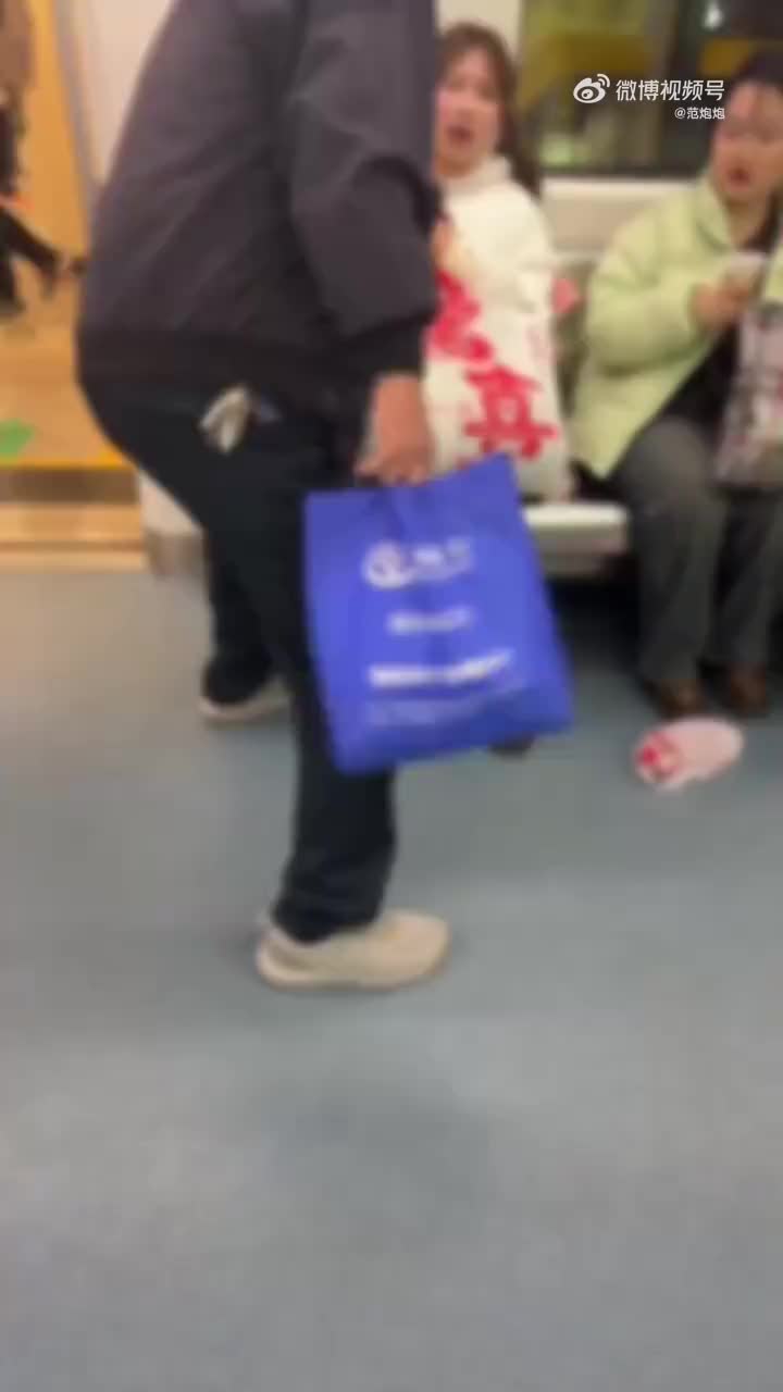 倚老卖老，横行霸道，不让座也不至于这么生拉硬扯啊！！