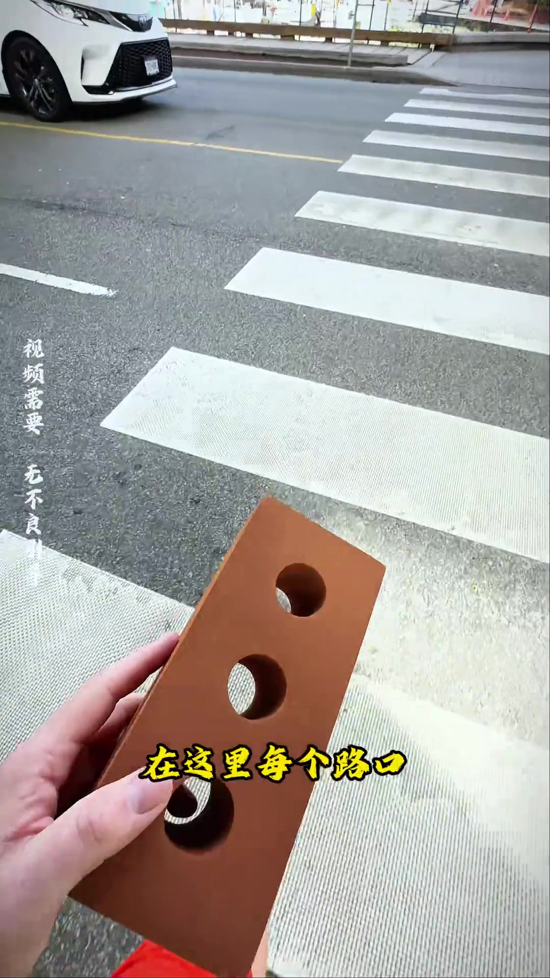 这里是温哥华，他们拥有独特的过马路方式
