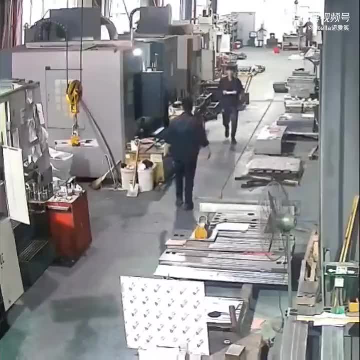 都摇头了，肯定头是蒙的，在有吊车的地方就应该佩戴安全帽啊！！