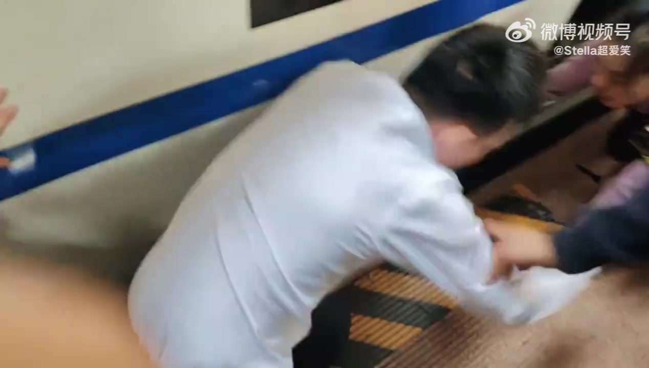 一名小孩不慎掉入列车与站台夹缝中，人群第一时间成功施救！