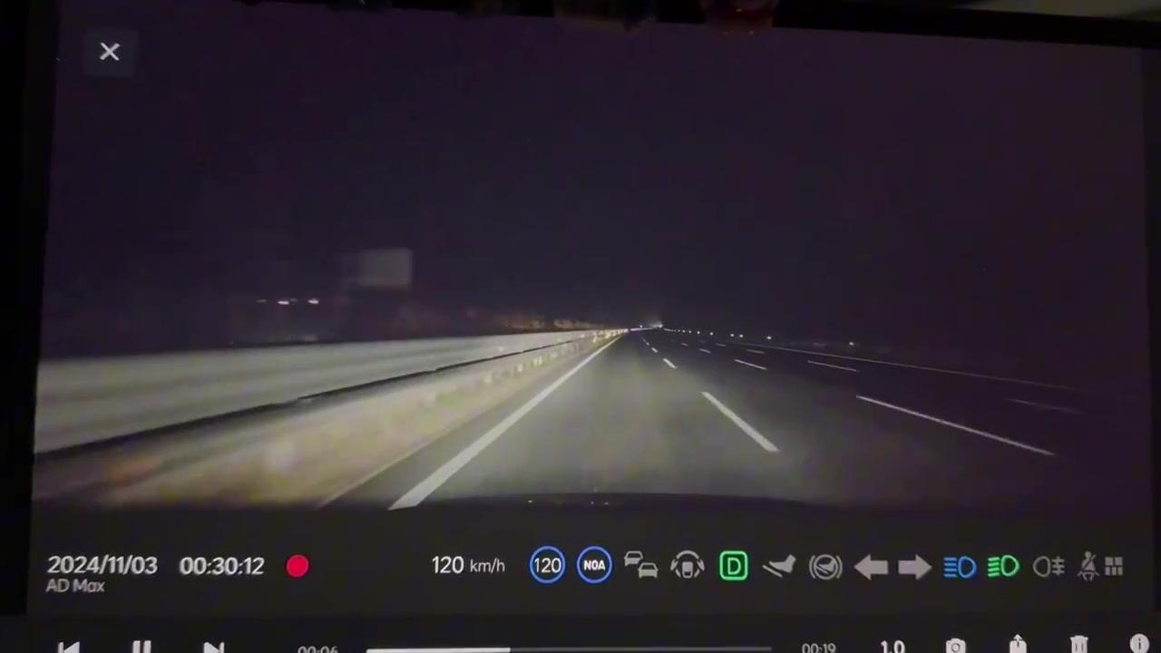 大夜里，高速超车道有个人在溜达......换成是我......