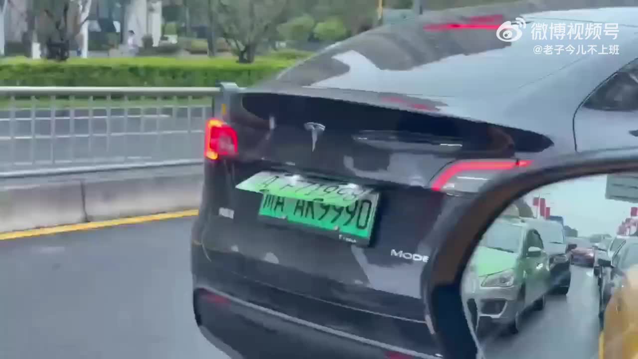 这车弄两个车牌是啥意思！！！