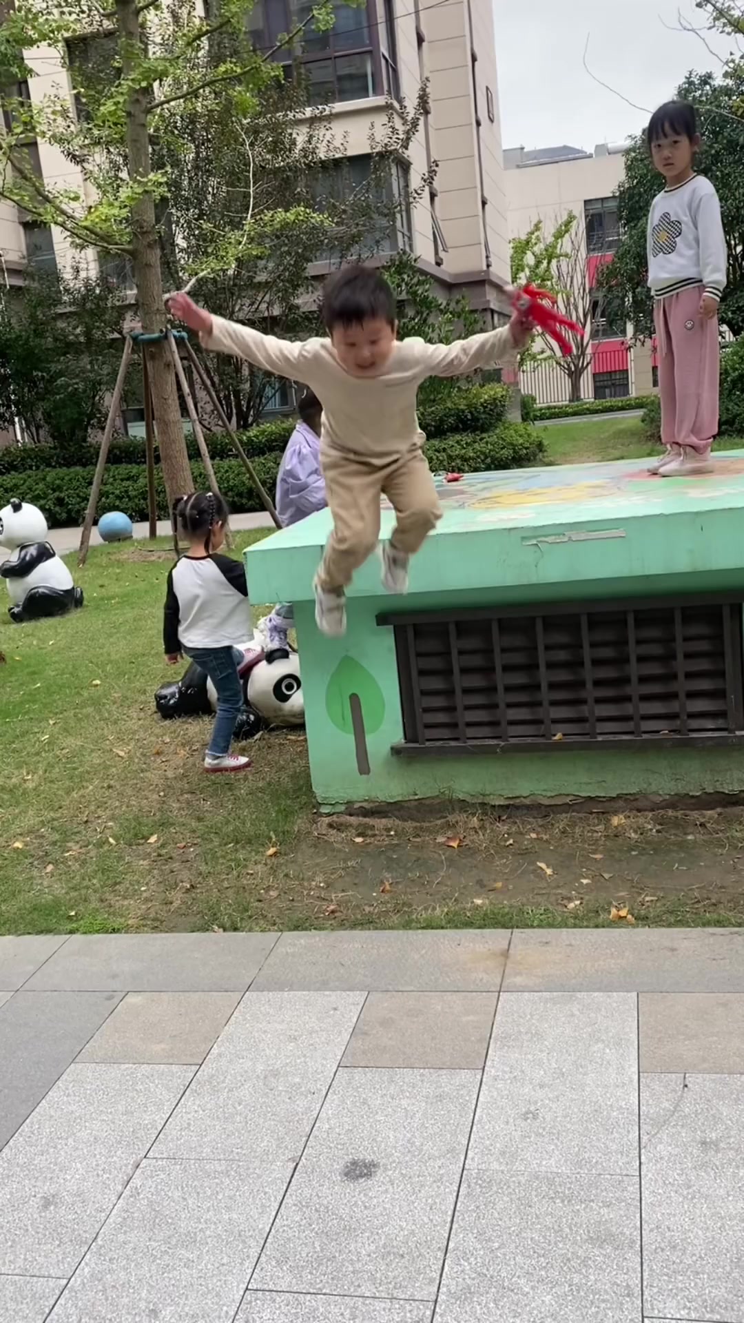 小孩哥，，你后面那几步腿都软了，都快跪下了，还不疼啊！