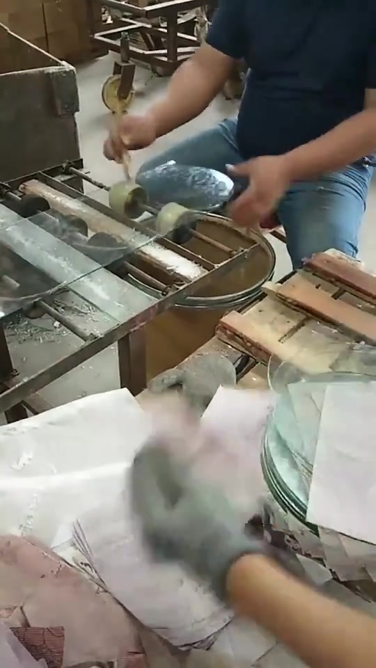 原来玻璃锅盖是这样子做的，速度这么快，不怕割伤手吗