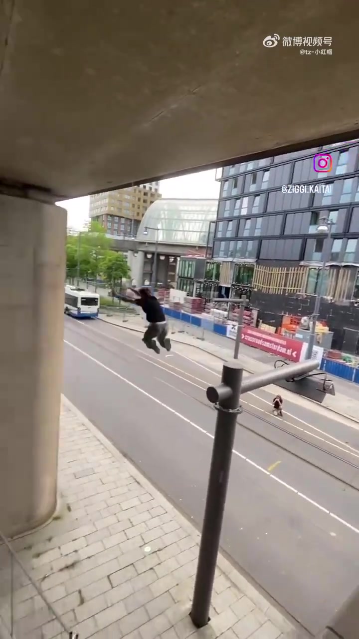 极限运动还是老外会玩，我觉得他其实只是想落在那个柱子上！
